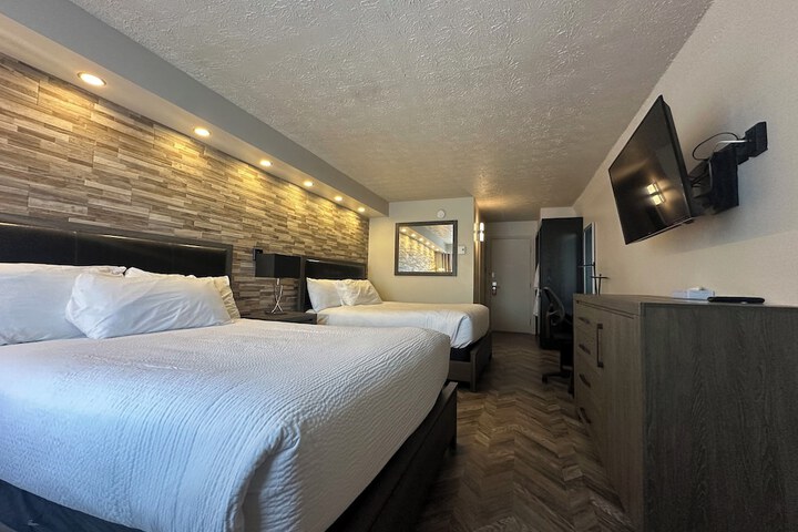 Queen Bed Accessible (9 of 13)