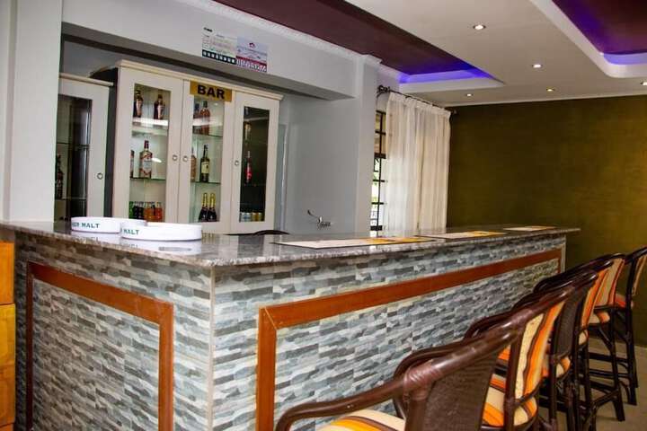 Lounge 8 of 13
