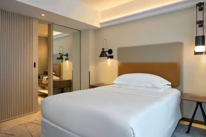 Room 6 of 153