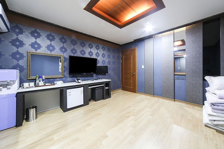 Room 9 of 26