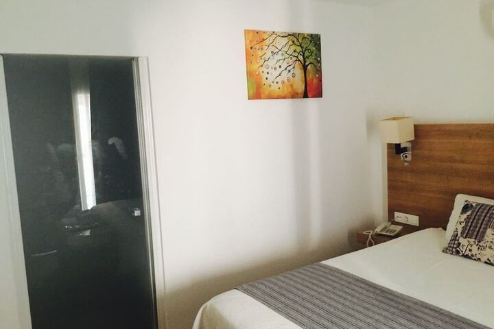 Room 3 of 65