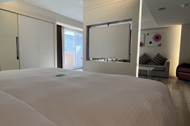 Room 28 of 67