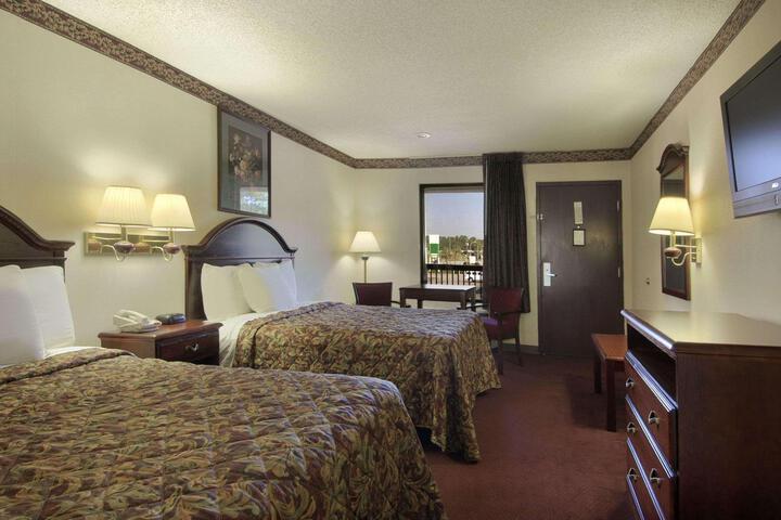 2 Double Beds (3 of 6)