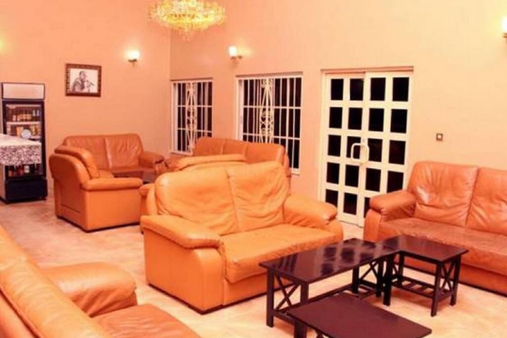 Lounge 11 of 11