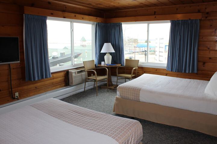 1 Queen Bed (3 of 20)