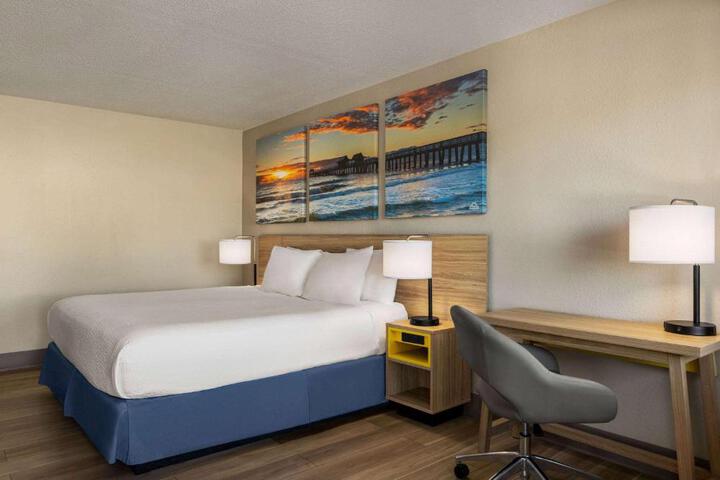 Business King Bed (3 of 5)