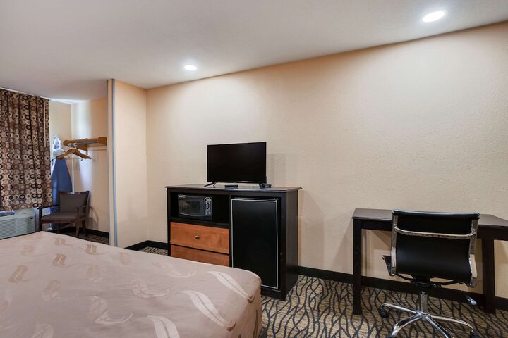 1 King Bed (2 of 10)