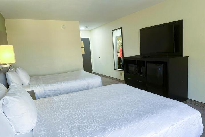 Double Queen Room (8 of 10)