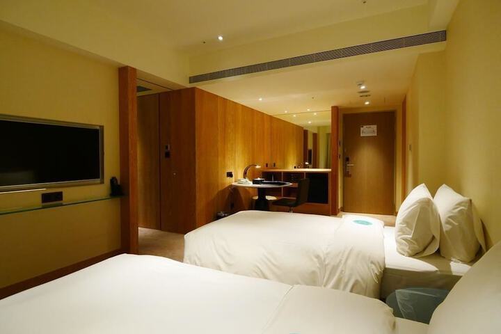 Room 16 of 44