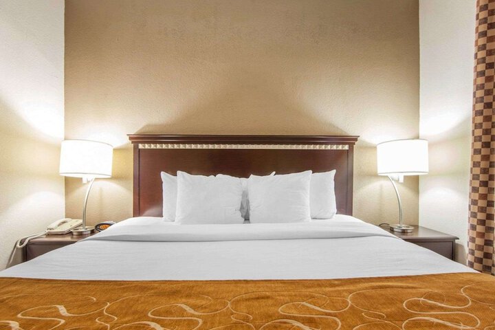 1 King Bed Suite (10 of 15)