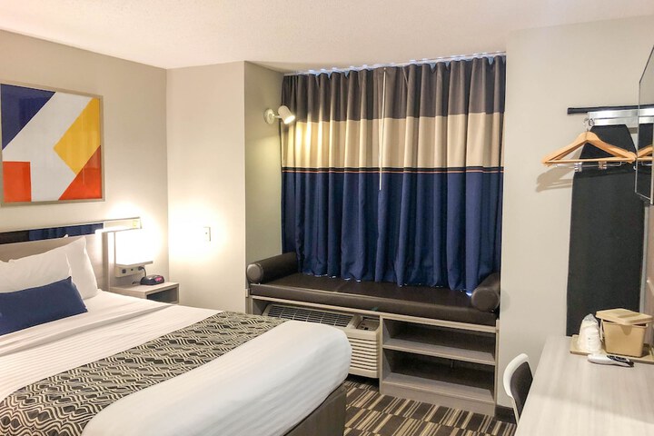 1 Queen Bed Accessible Room (5 of 20)