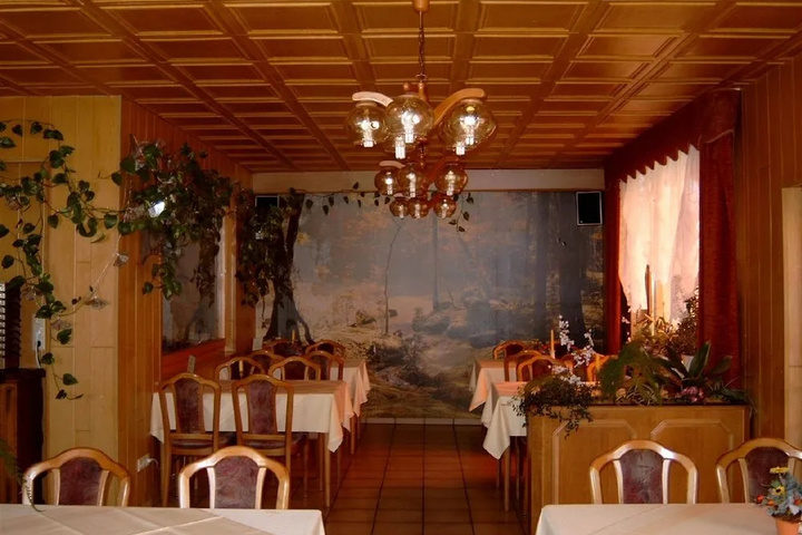 Dining 11 of 12