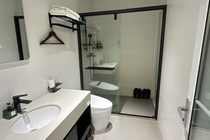 Room 6 of 9