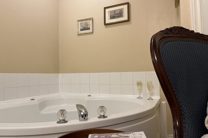 Indoor spa tub