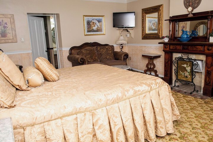 Deluxe King Bed (21 of 24)