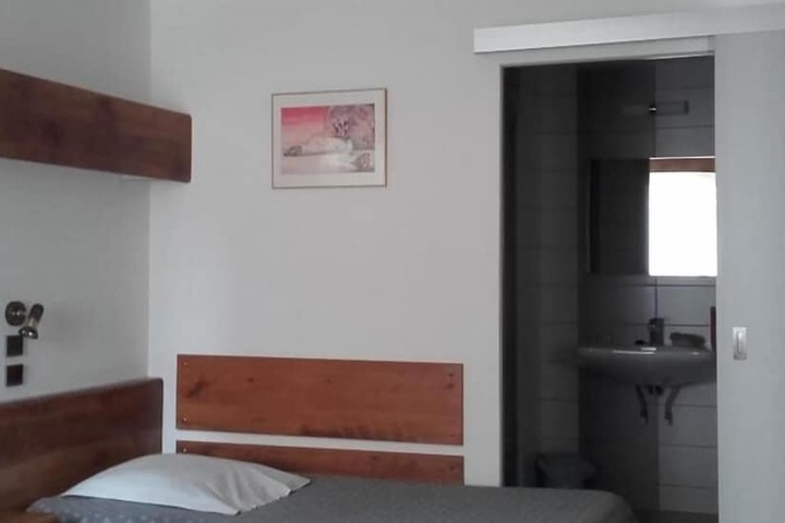 Room 11 of 28