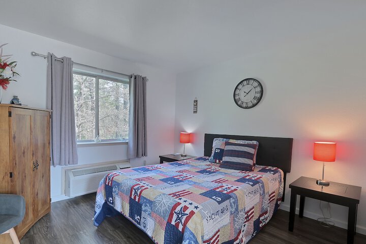 1 Queen Bed (89 of 103)