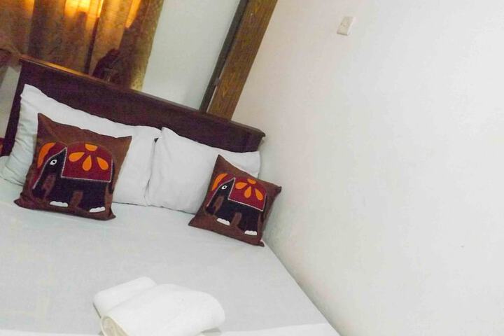 Room 4 of 9