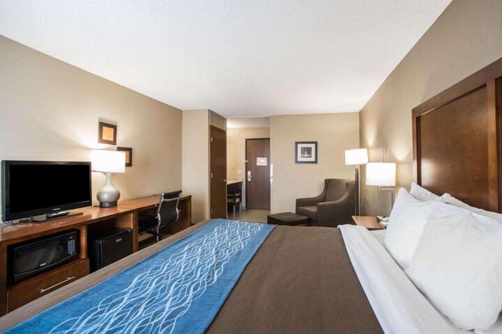 1 King Bed (4 of 7)
