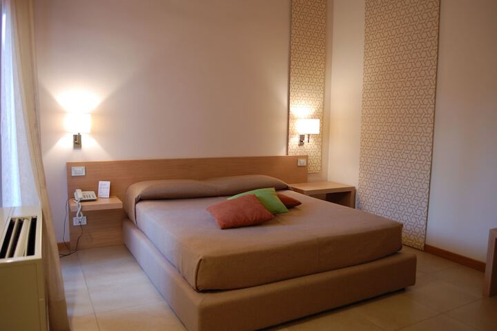 Room 5 of 76