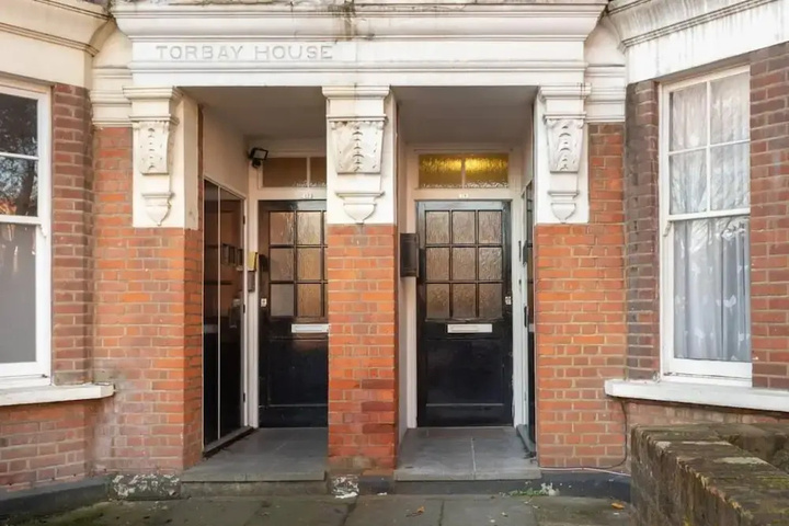 Light & airy studio 2 mins from Queens Park tube