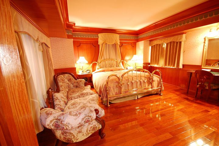 Room 7 of 18