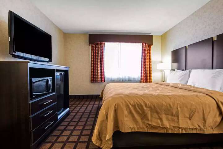 1 King Bed (12 of 17)