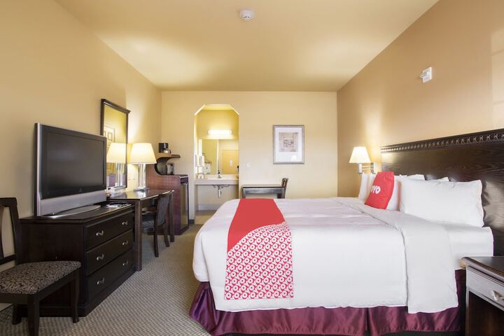 1 King Bed (4 of 10)