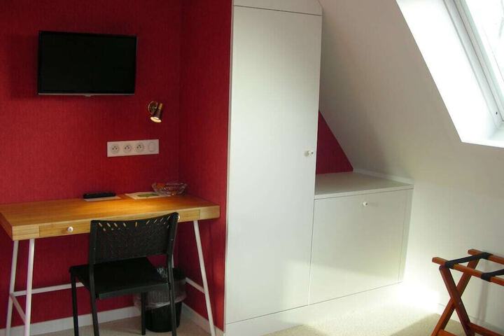 Room 4 of 25