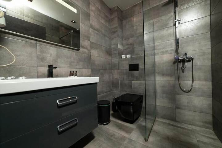 Room 21 of 27