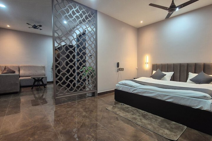 Room 12 of 27