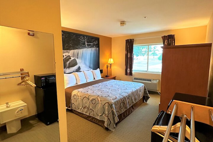 1 King Bed (5 of 32)
