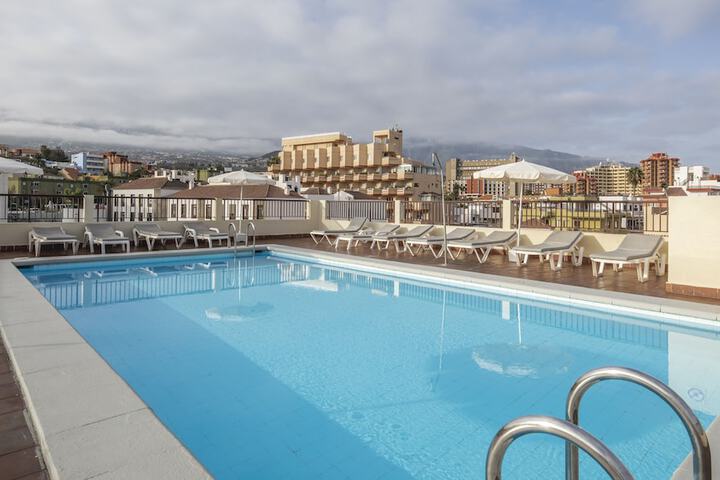 Hotel with Pool