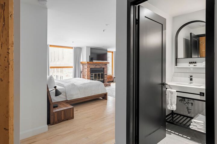 Room 9 of 93