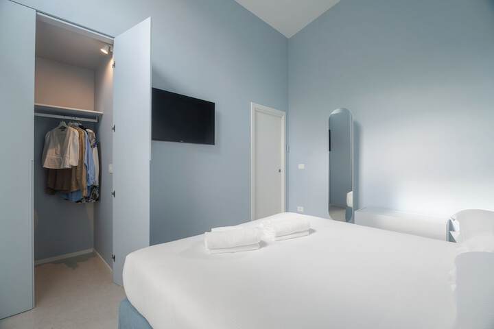 Room 5 of 182