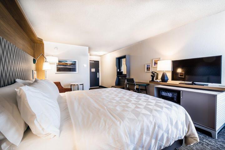 1 King Bed (1 of 10)