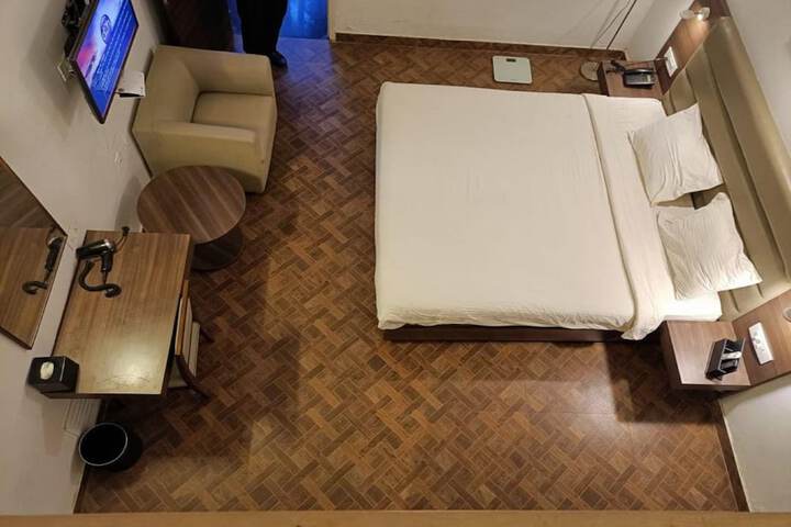 Room 10 of 18
