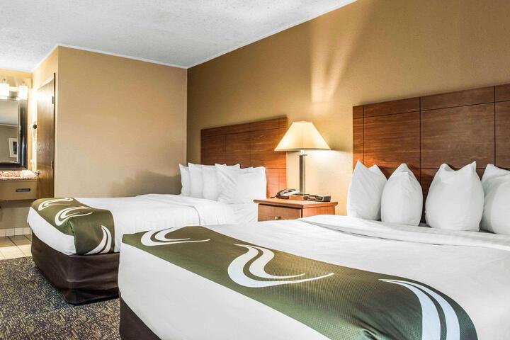 2 Queen Beds (8 of 14)