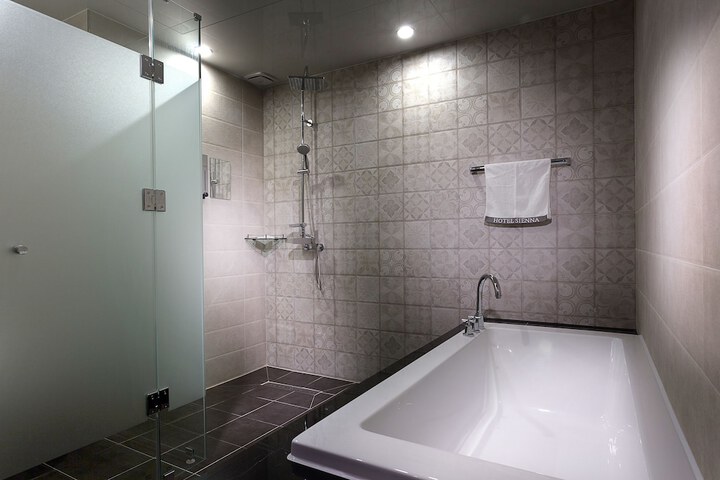 Room 34 of 46