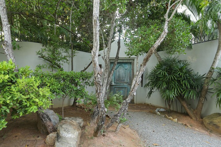 Hotel Exterior 60 of 72