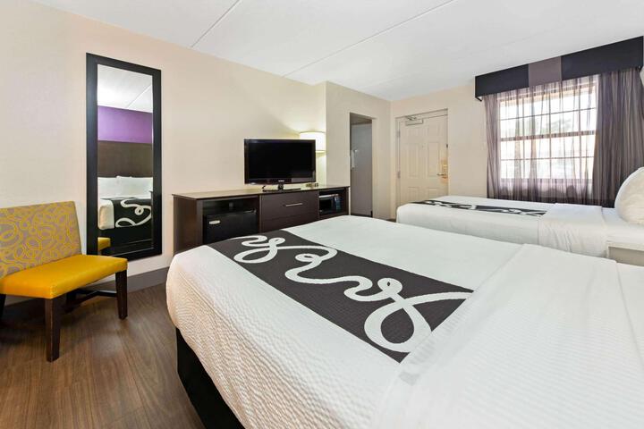 1 King Bed Mobility Hearing Impaired Accessible Room (4 of 16)