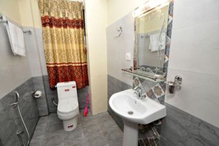 Room 4 of 18