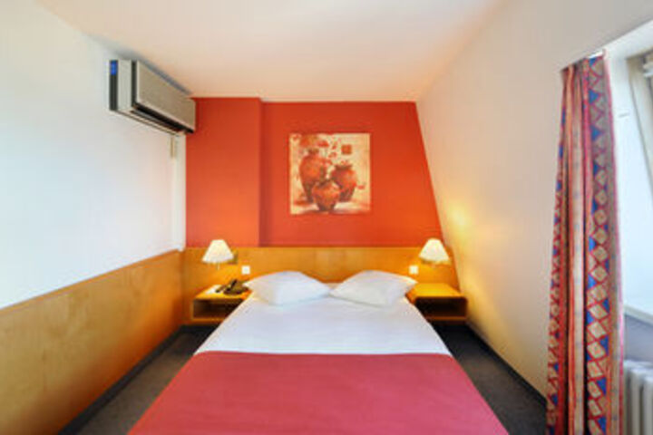 Room 45 of 102