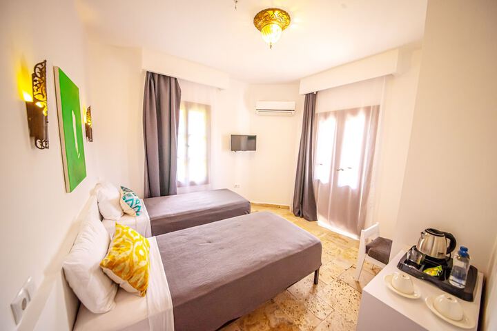 Room 14 of 90