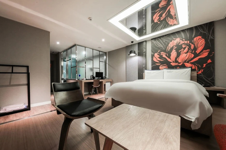 Room 2 of 7