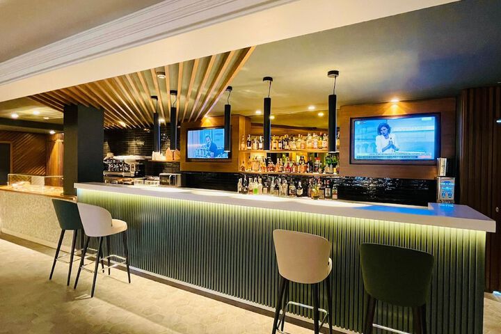 Lounge 74 of 98