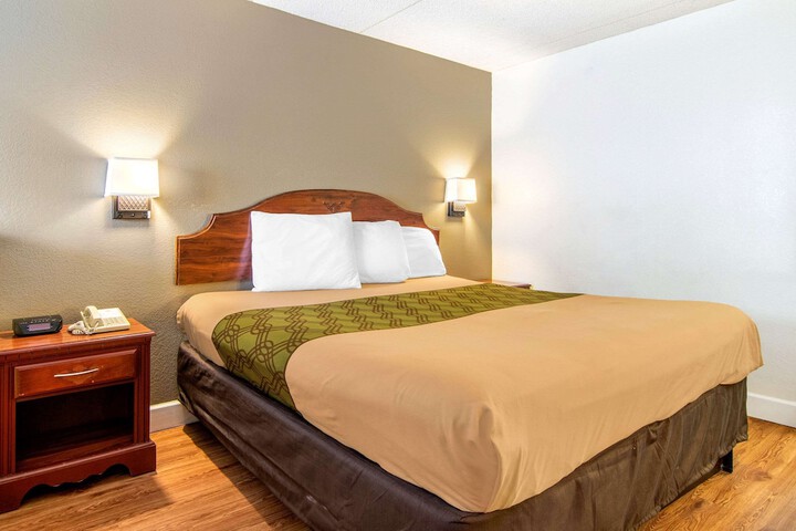 1 King Bed (7 of 18)
