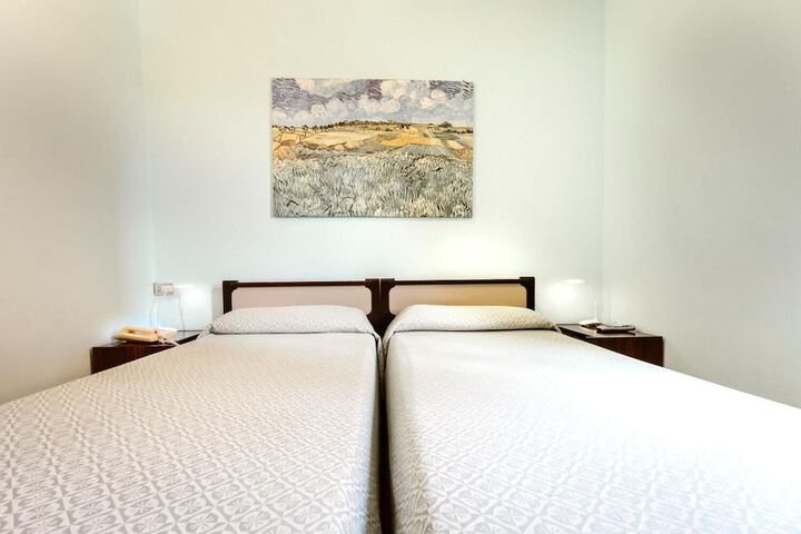 Room 13 of 33