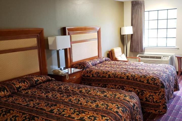 2 Queen Beds (4 of 6)