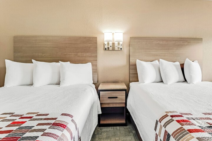 Deluxe 2 Queen Beds (5 of 7)